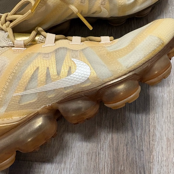 Great condition Nike vapormax lite beige / bronze gold color  women’s size 8 - Picture 9 of 9
